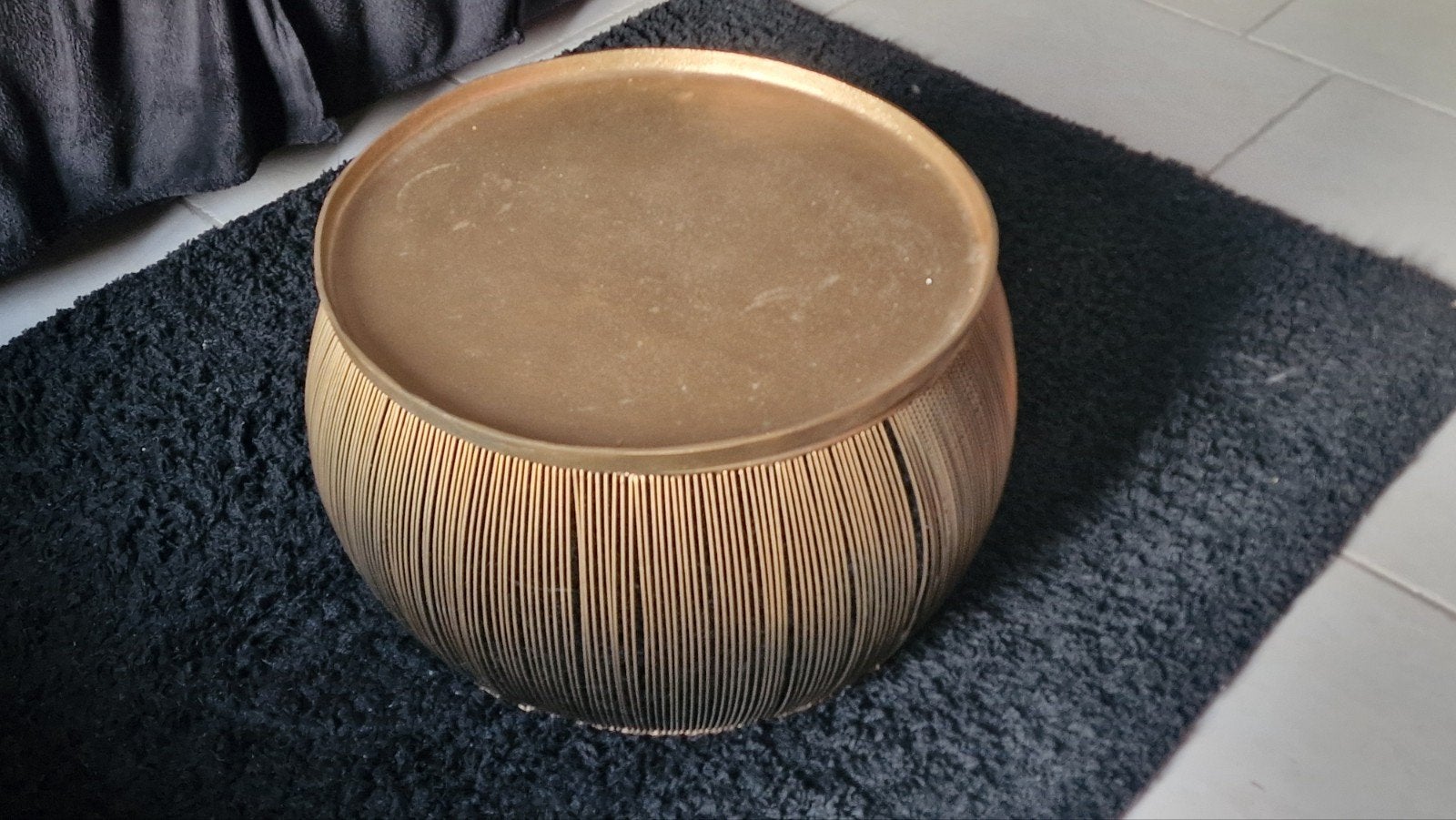 Gouden salontafel met metalen spijlen, Huis en Inrichting, Ophalen, Minder dan 45 cm, Gebruikt, Modern, Industrieel