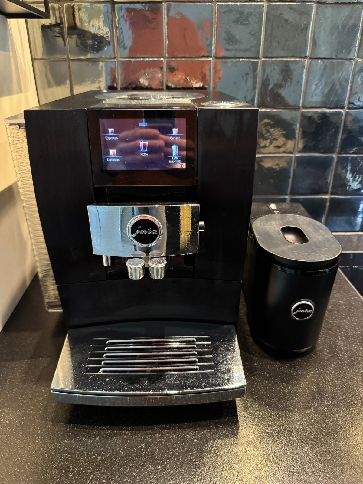 JURA Z10 Aluminium Dark Inox (EA) met melksysteem, Ophalen of Verzenden, Zo goed als nieuw, Koffiemachine, Koffiebonen