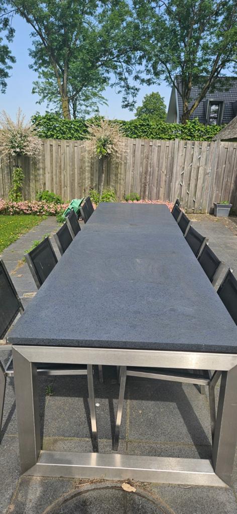 Grote tuintafel met 12 stoelen - natuursteen blad (graniet), Tuin en Terras, Tuintafels, Ophalen of Verzenden, Gebruikt, Rechthoekig