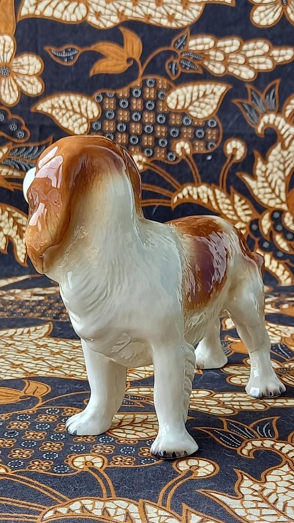 Oud beeldje uit Engeland van een King Charles spaniel 21 cm., Antiek en Kunst, Ophalen of Verzenden