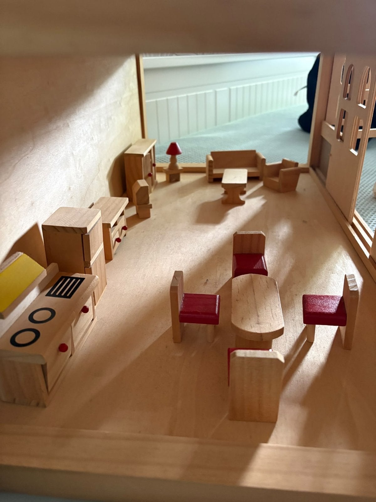 Houten poppenhuis met meubels en poppetjes, Verzamelen, Ophalen of Verzenden, Gebruikt, Poppenhuis