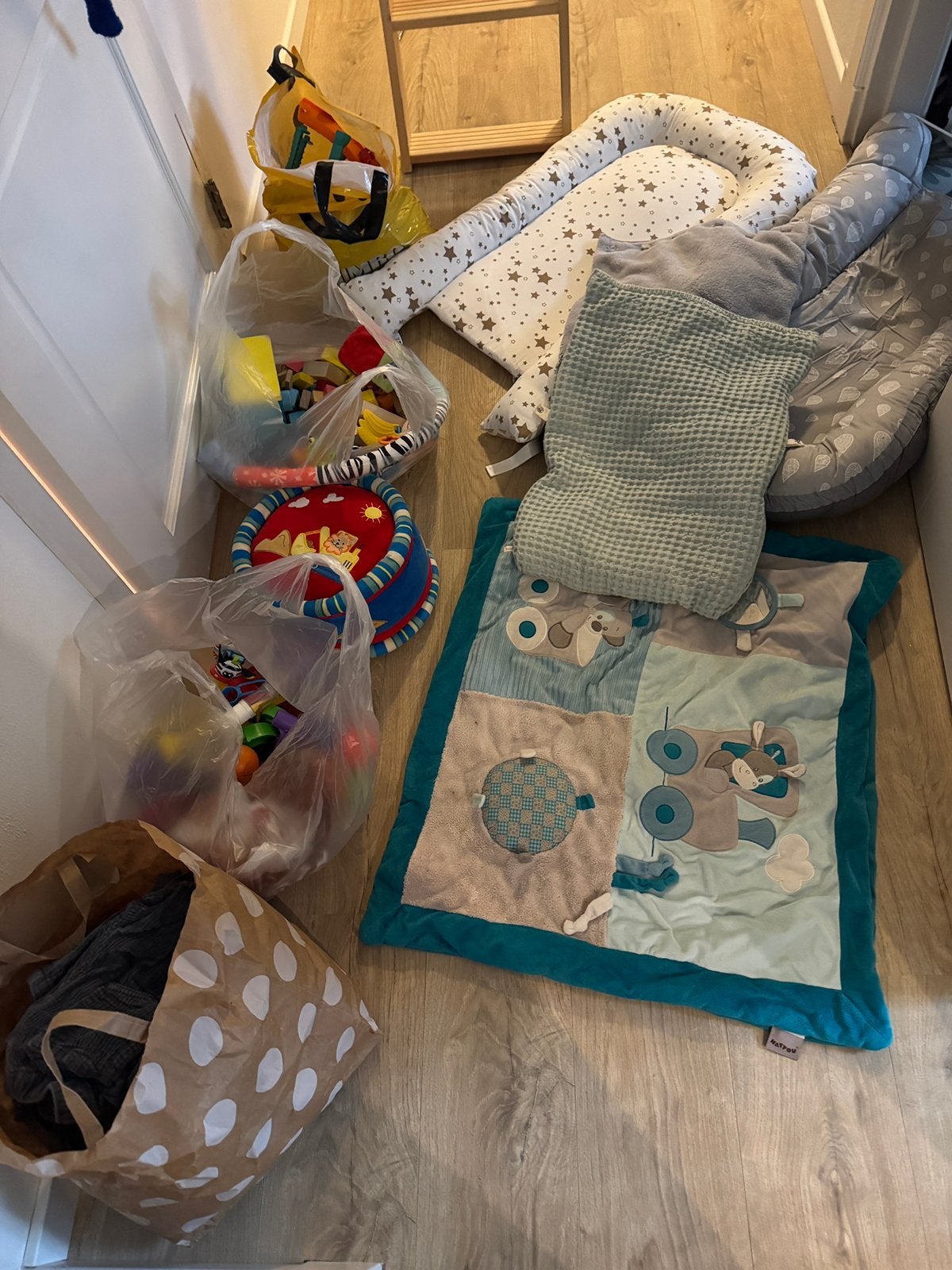 Gratis afhalen: babyspullen (speelgoed kleding en attributen, Ophalen, Zo goed als nieuw, Versiering