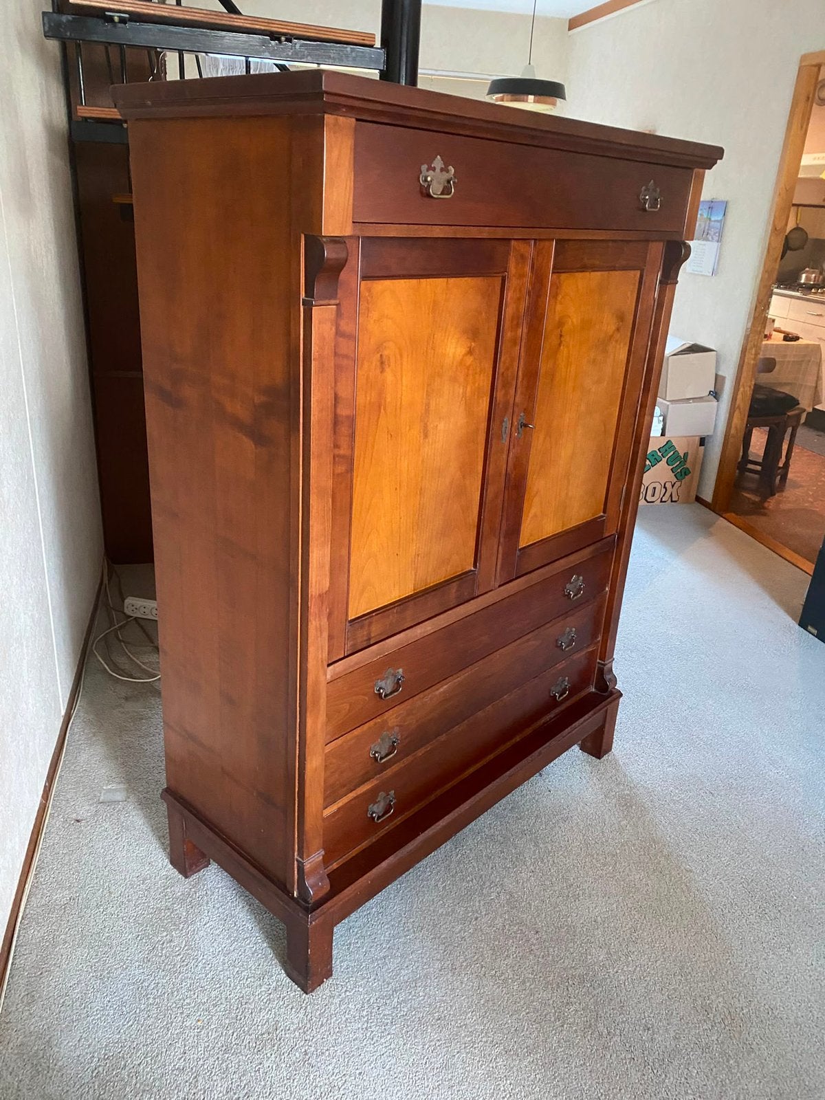 Prachtige bruine kast met originele kenmerken, slot+sleutel, Huis en Inrichting, Ophalen, Gebruikt, Kersenhout, 150 tot 200 cm