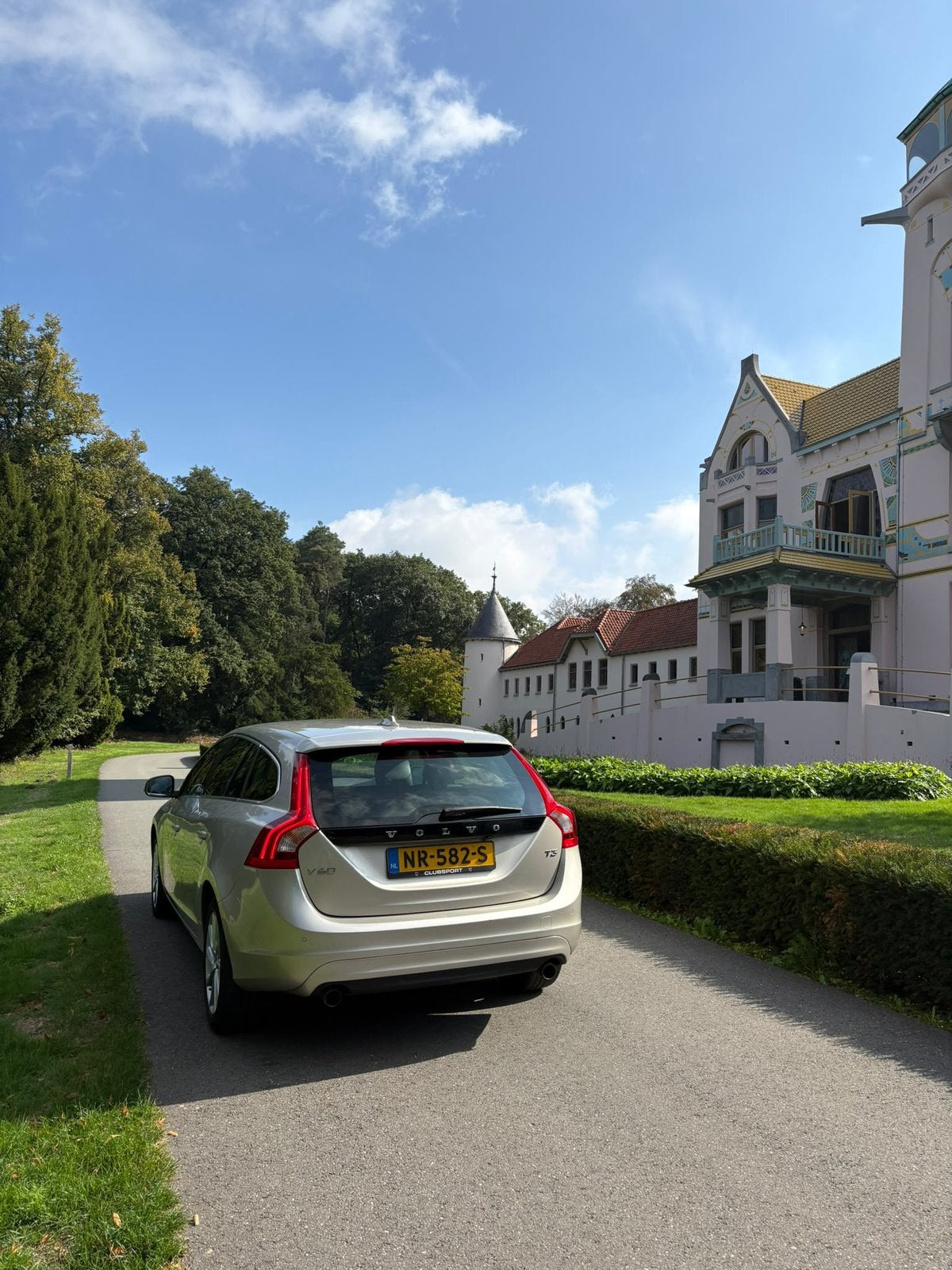 Volvo V60 T3 152pk 2017 Bruin, 4 cilinders, Handgeschakeld, Particulier, 1600 kg