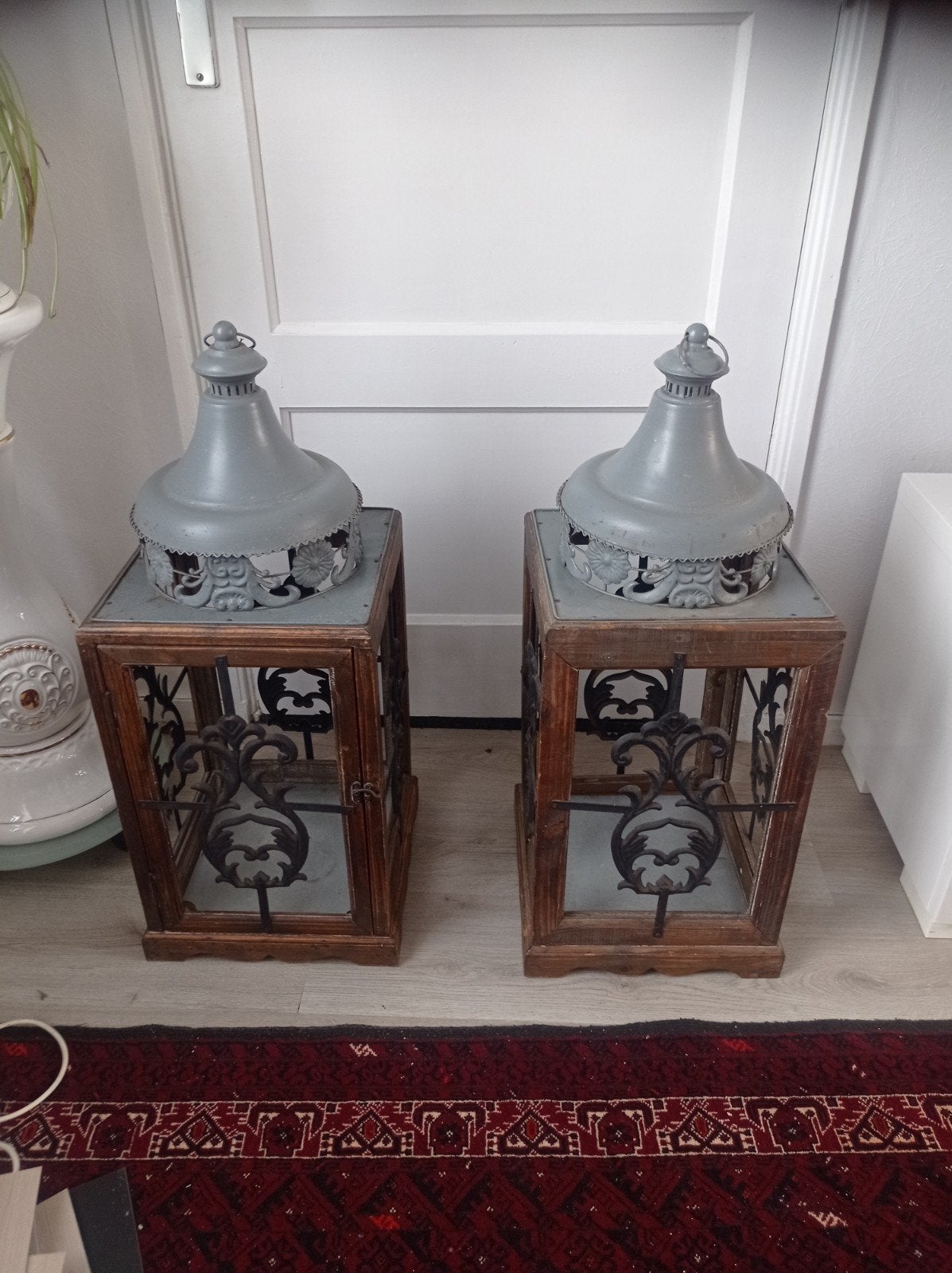 Twee Grote brocante houten lantaarn met ijzeren details zond, Ophalen of Verzenden