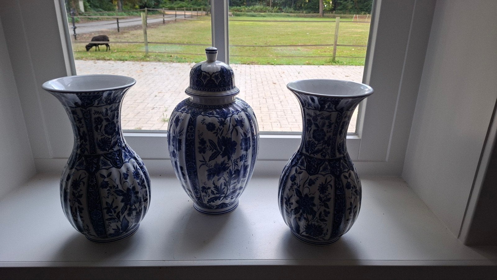 Twee prachtige Delftsblauwe kaststellen van Boch, Ophalen of Verzenden