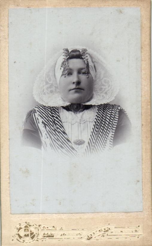 CDV - Dame  Fraai Oorijzer en Kap - C. Henning - Middelburg, Gebruikt, Foto, Klederdracht, Ophalen of Verzenden