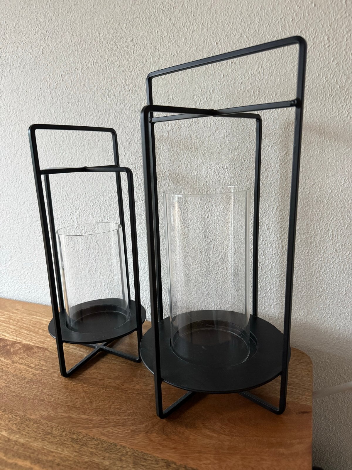 Set van 2 zwarte metalen windlichten met glazen cilinder, Windlicht, Gebruikt, Ophalen of Verzenden, Metaal