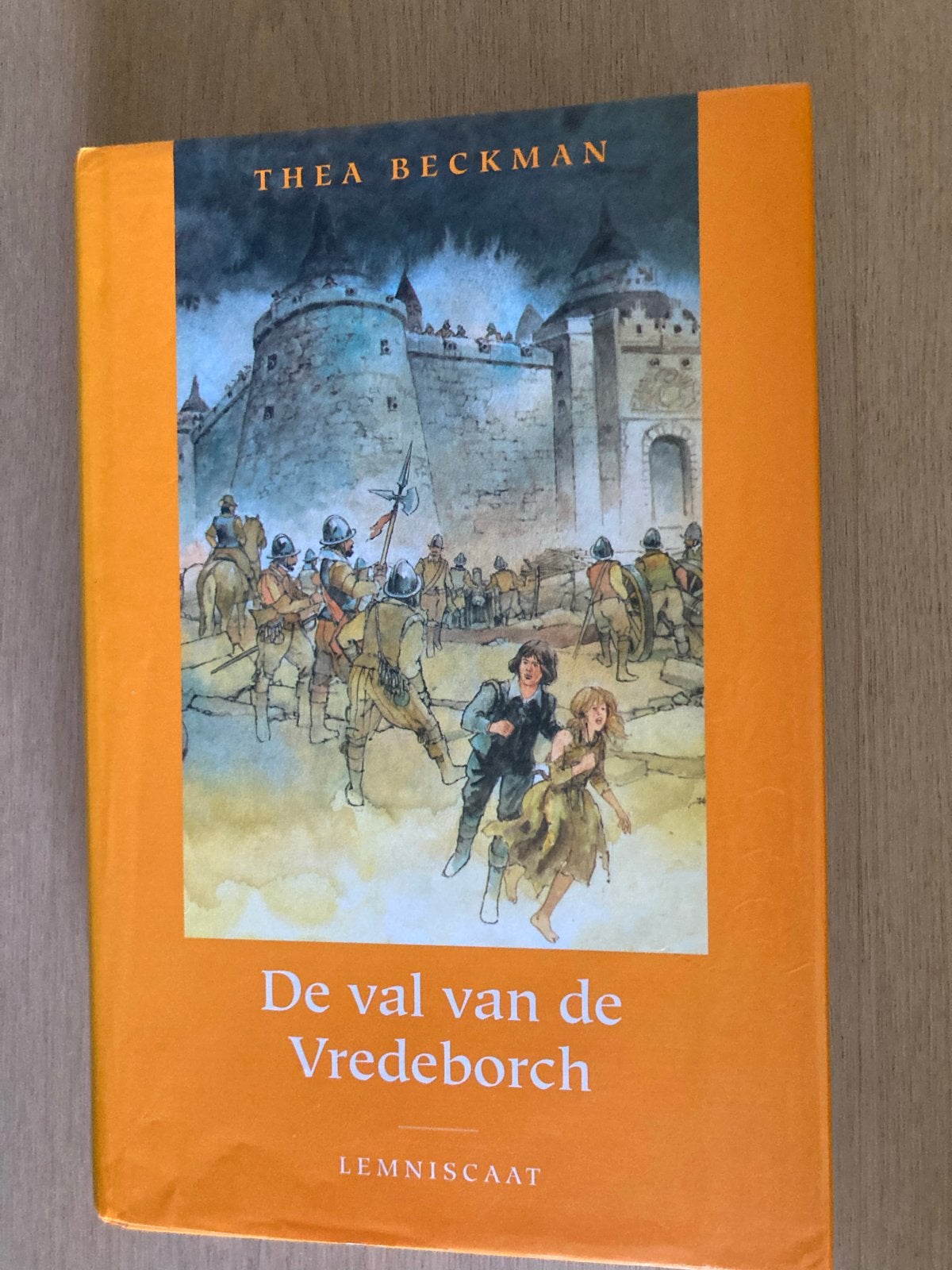 De val van de Vredeburch - Thea Beckman, Boeken, Ophalen of Verzenden, Gelezen, Fictie
