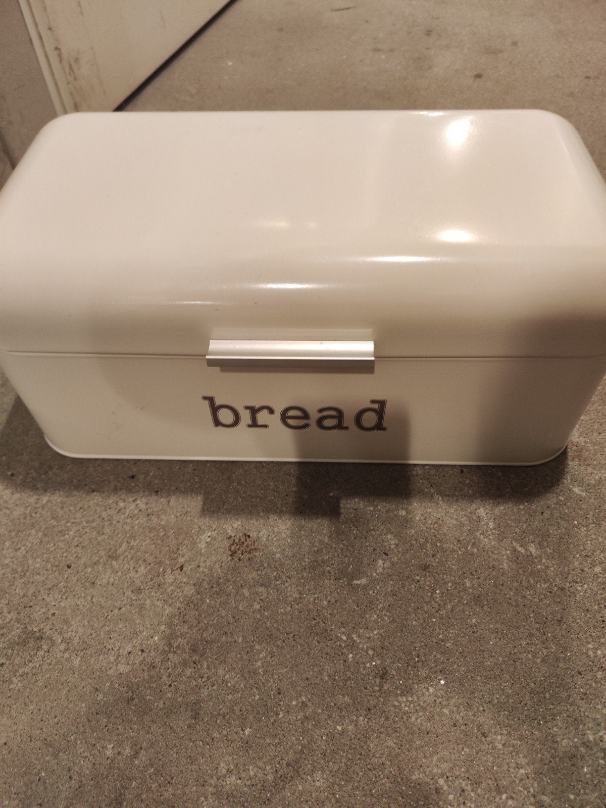 Crèmekleurige Broodtrommel met 'Bread' Opdruk, Beige, Gebruikt, Ophalen of Verzenden, Metaal