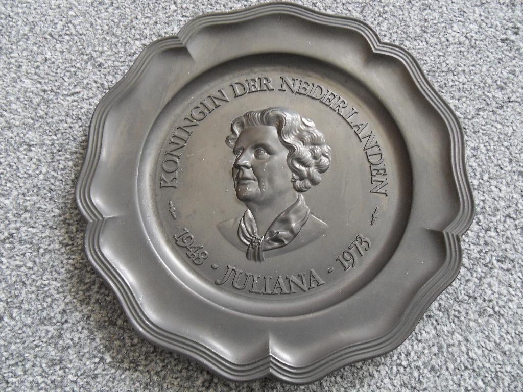 Tinnen bord 1948 JULIANA 1973. TINGIETERIJ ROELEN. 92% TIN, Ophalen of Verzenden, Servies