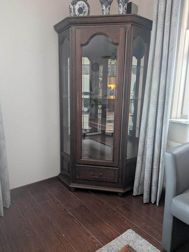 hoekkast met glazen deuren en lade, Huis en Inrichting, Kasten | Vitrinekasten, Met deur(en), Glas, Zo goed als nieuw, Klassiek, Tijdloos