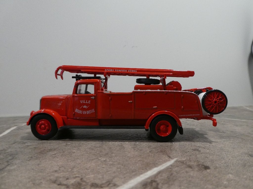 Modelauto Brandweerwagen  schaal 1:57 met vitrine-box, Ophalen of Verzenden, Nieuw, Auto's