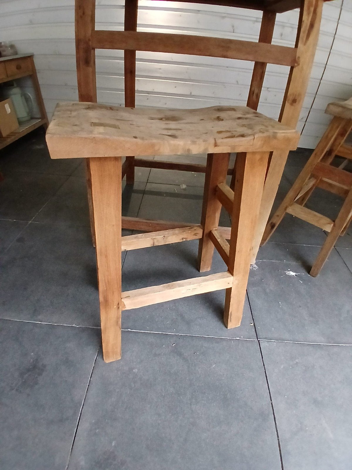 Houten bartafel met 2 barkrukken voor buiten - robuust en sf, 2 krukken, Ophalen, Gebruikt, 60 tot 90 cm