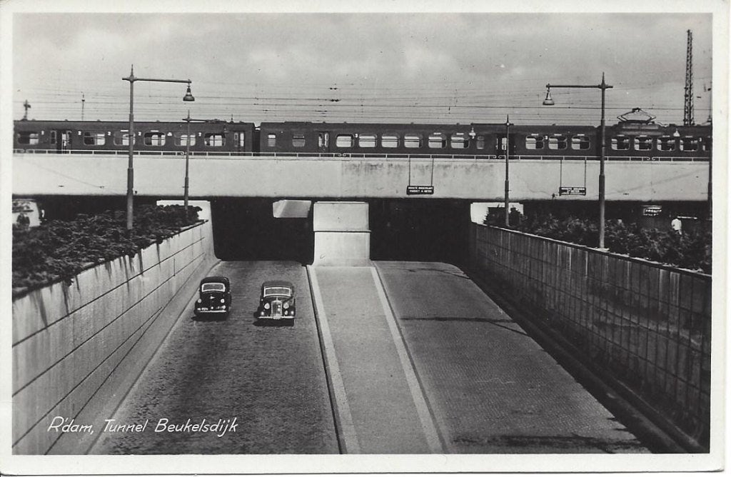Rotterdam, Tunnel Beukelsdijk, Auto's, passerende Trein, Ophalen of Verzenden, 1940 tot 1960, Ongelopen, Zuid-Holland