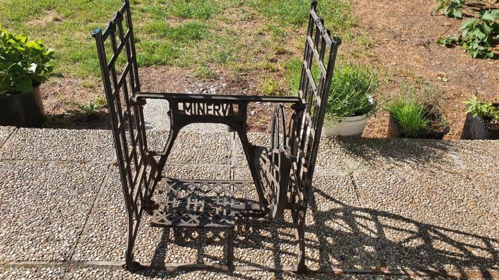 Gietijzeren Naaimachine onderstel Minerva heel zwaar hij is, Antiek en Kunst, Antiek | Naaimachines, Ophalen