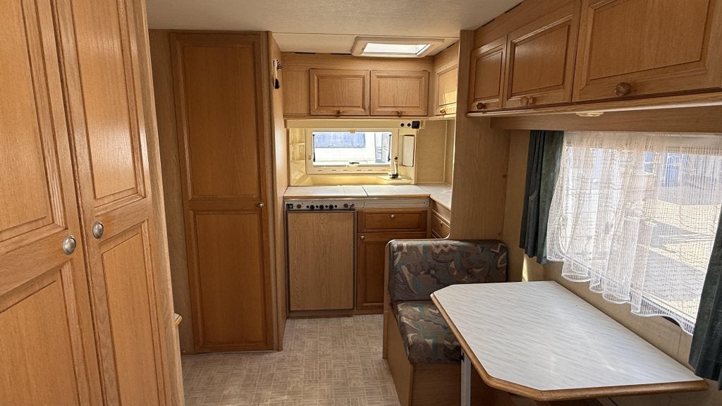 Chateau Cantara 938 T bouwjaar 1993 met voortent en luifel, Caravans en Kamperen, Overige typen, Chateau, Rondzit, Schokbreker