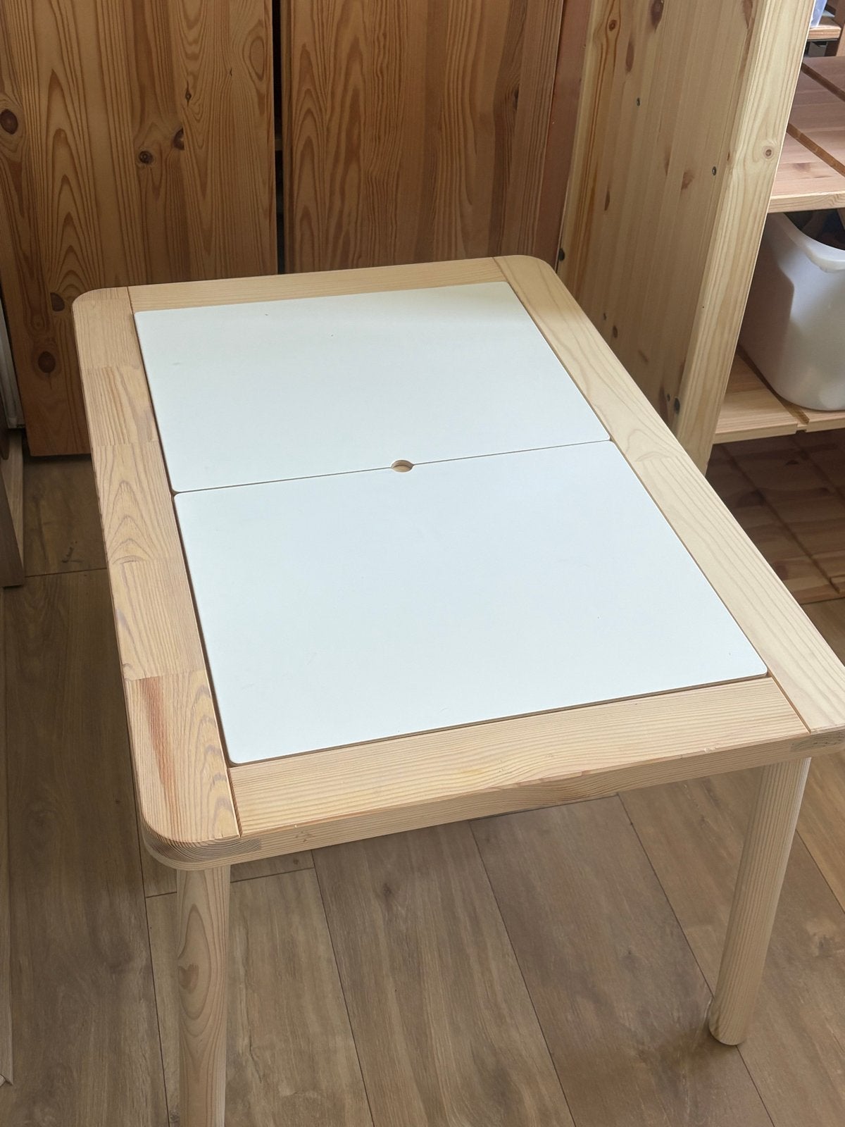 IKEA FLISAT Kindertafel met opbergruimte en krukjes, Ophalen, Zo goed als nieuw, Tafel(s) en Stoel(en)