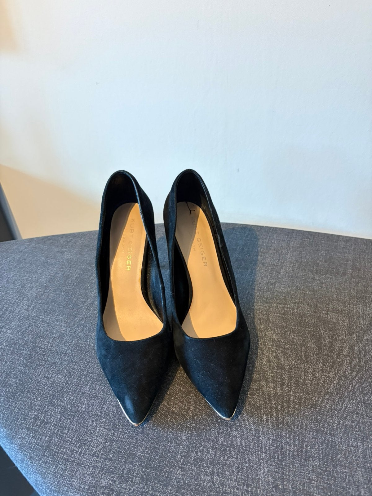 Prachtige zwarte pump met gouden details aan de voorkant, Pumps, Verzenden, Zwart, Zo goed als nieuw