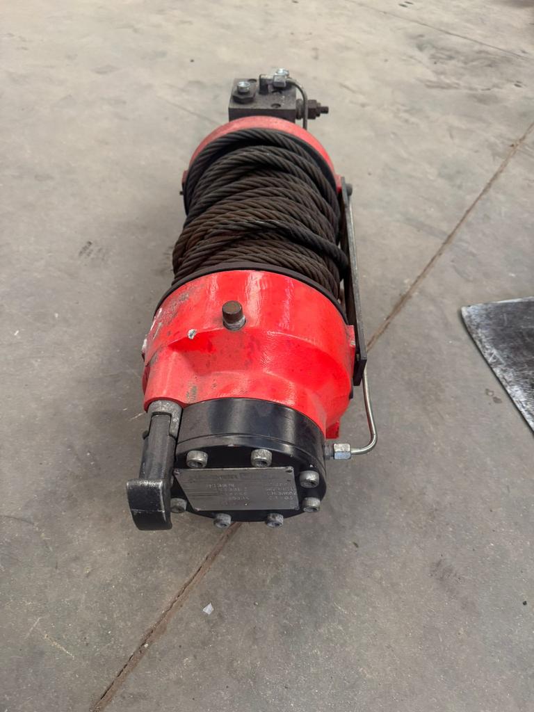 Hydraulische lier, Ophalen, Zo goed als nieuw