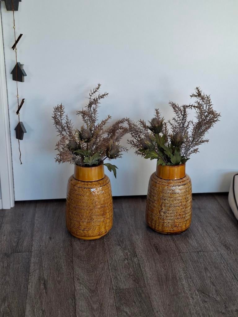 2 okergele vazen met kunsttakken., Ophalen of Verzenden