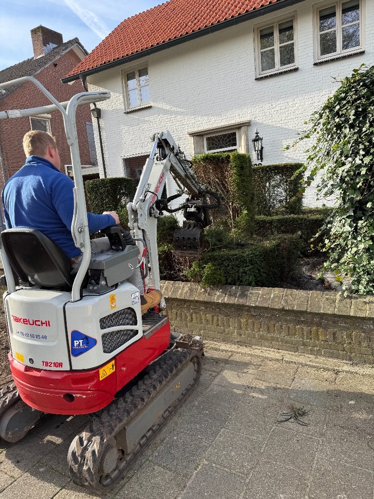 Minigraver met machinist, Tuin- of Vijveraanleg