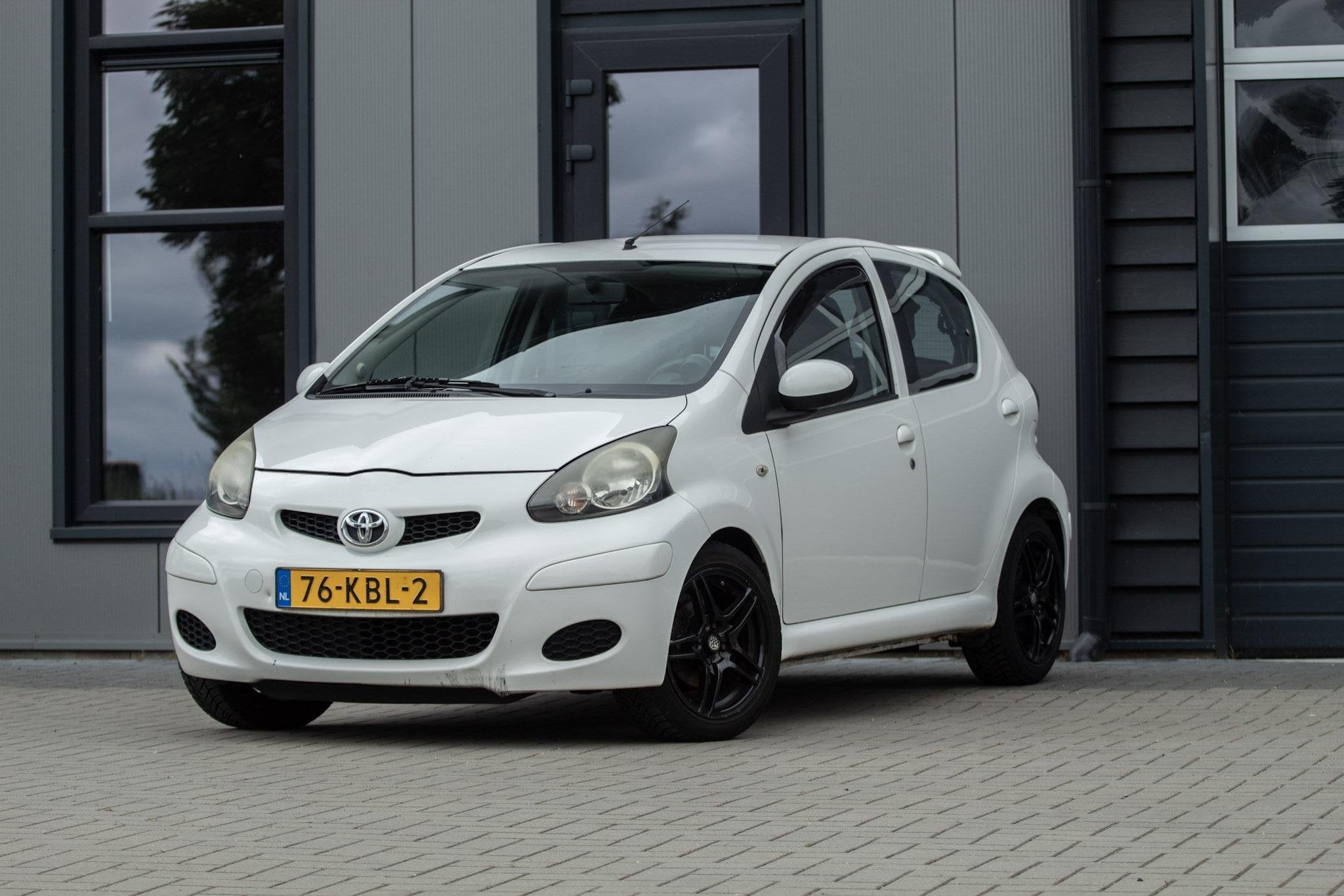 Toyota Aygo 1.0-12V Xcite White | Leder/stof Bekleding | Air, Auto's, Voorwielaandrijving, Gebruikt, 4 stoelen, Origineel Nederlands