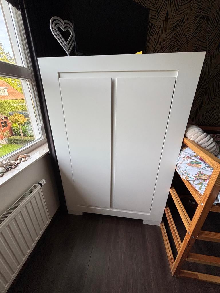 Witte kinderkast met twee deuren, Kinderen en Baby's, Kinderkamer | Commodes en Kasten, Ophalen, Gebruikt, Kast, 50 tot 70 cm