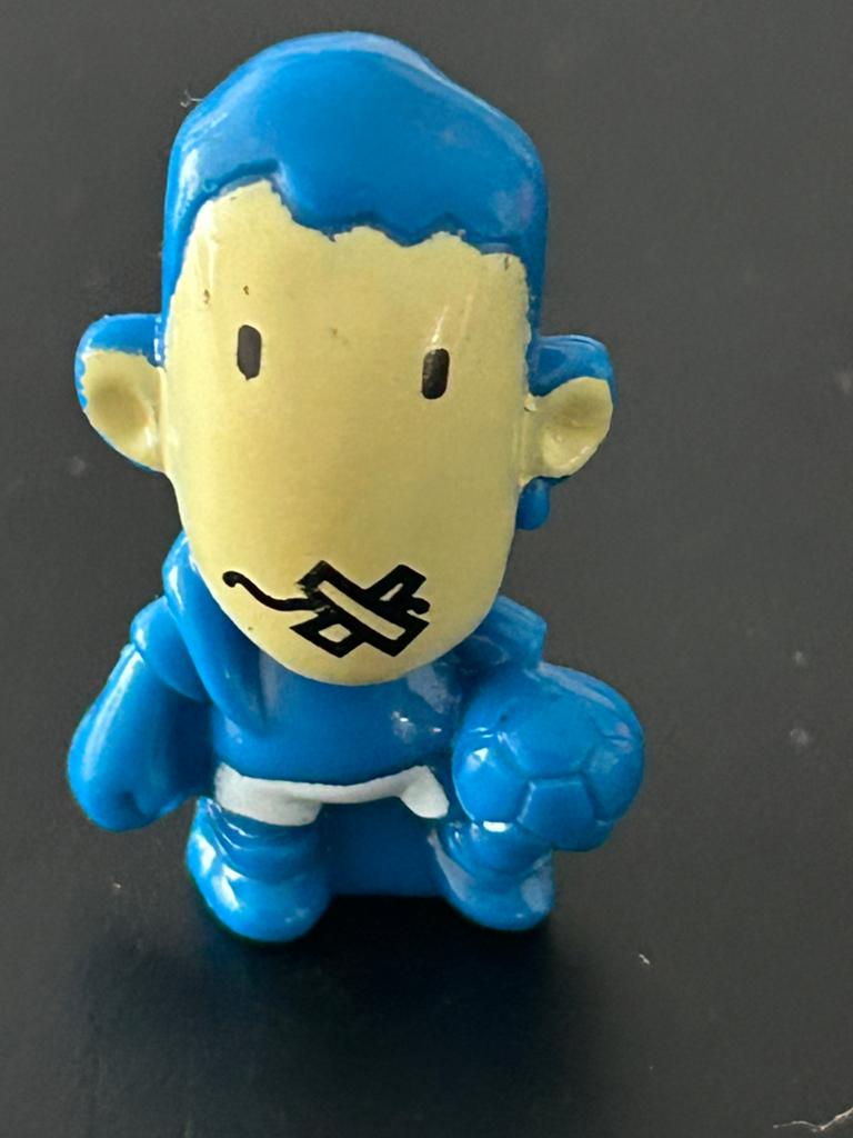 Gogo's Crazy Bones figuur blauw met voetbal, Ophalen of Verzenden, Gebruikt
