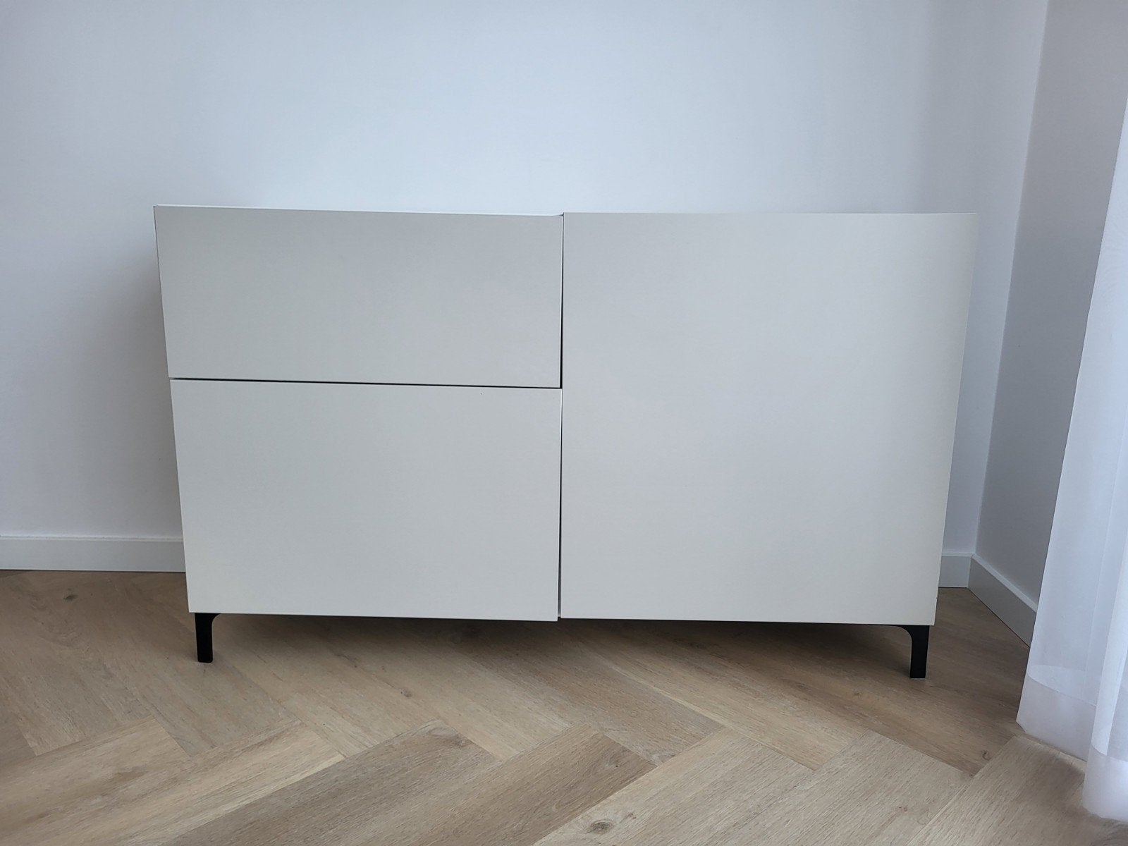 Modern beige witte dressoir met lades en deuren, Huis en Inrichting, Kasten | Dressoirs, Ophalen, Gebruikt, 100 tot 150 cm, Modern, minimalistisch