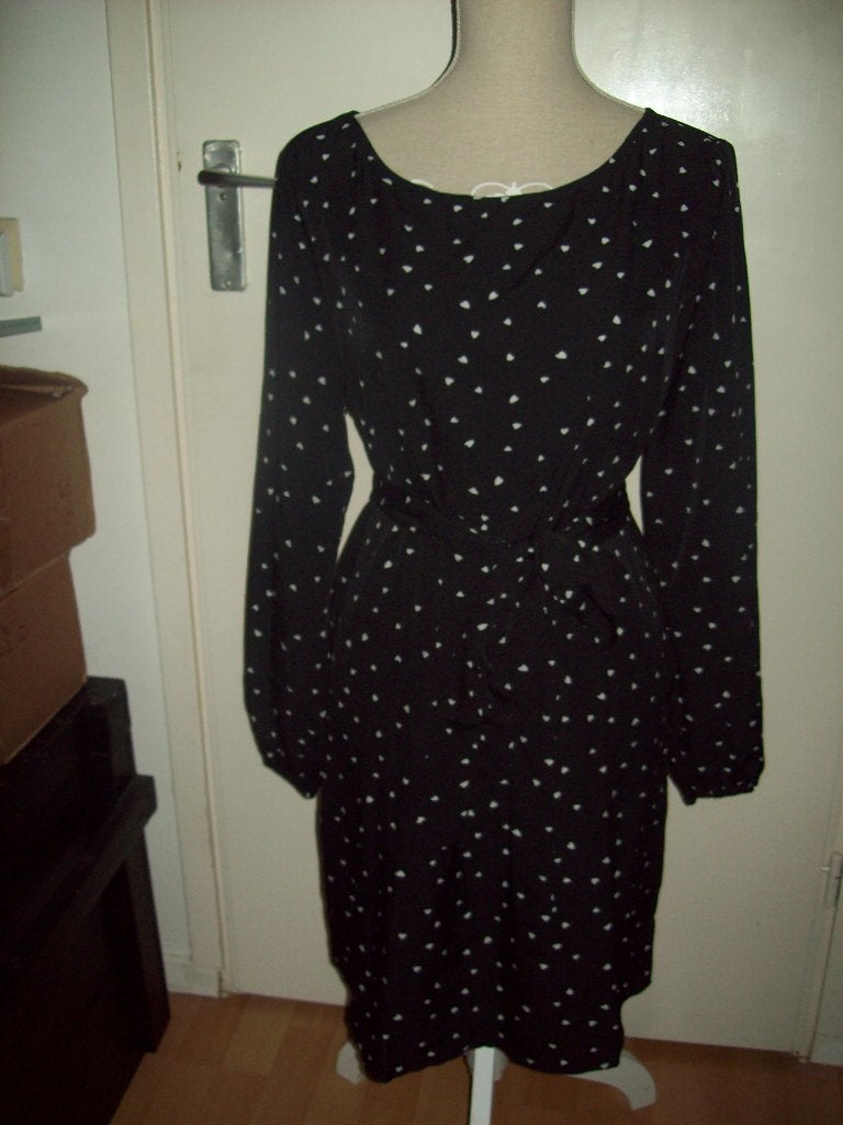 NIEUW! Trendy zwarte grafische hartjes jurk maat 0XL 44, Verzenden, Zwart, Maat 42/44 (L), Nieuw