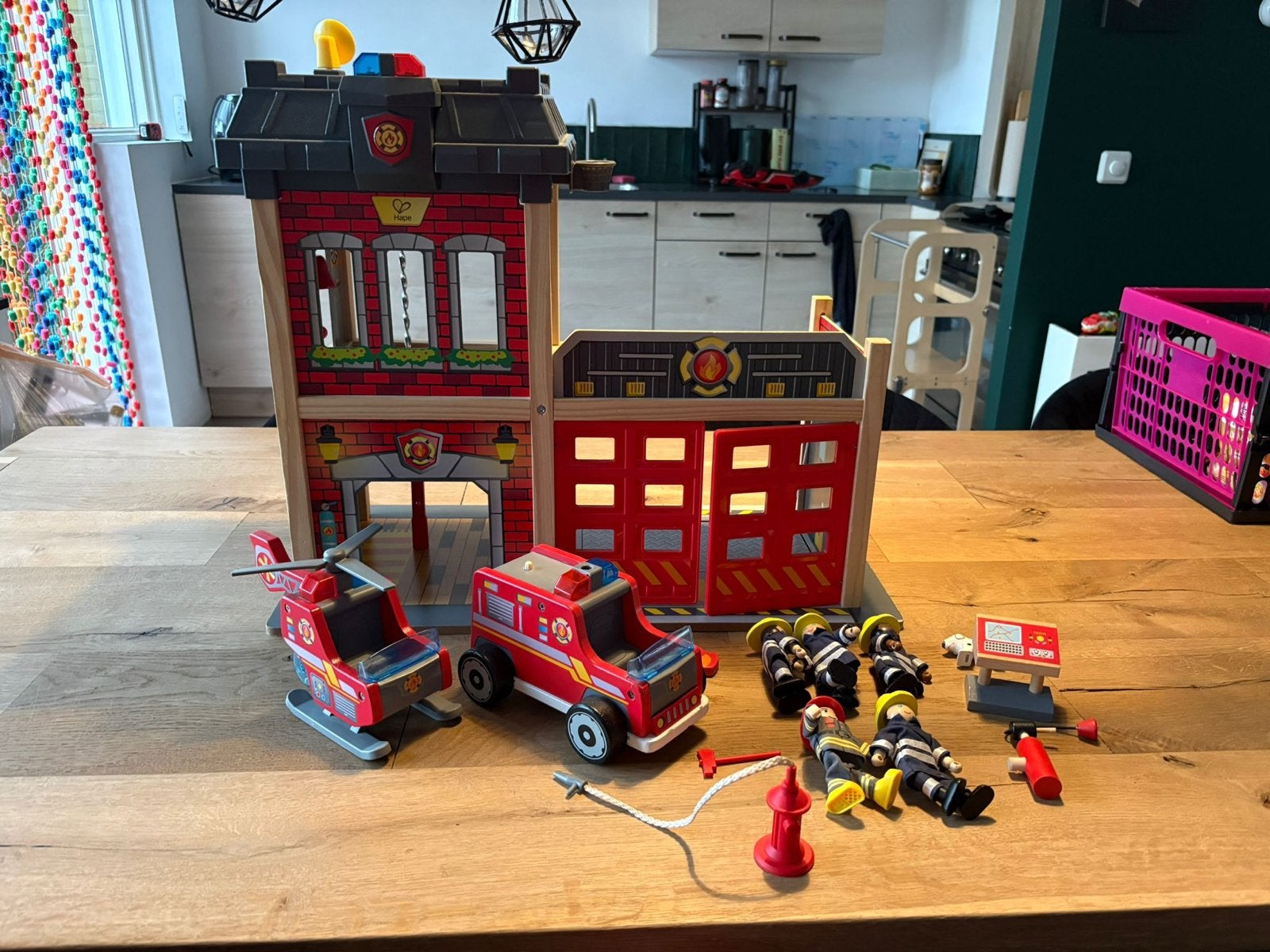 Hape Houten Brandweerkazerne met Accessoires, Ophalen, Zo goed als nieuw, Overige typen