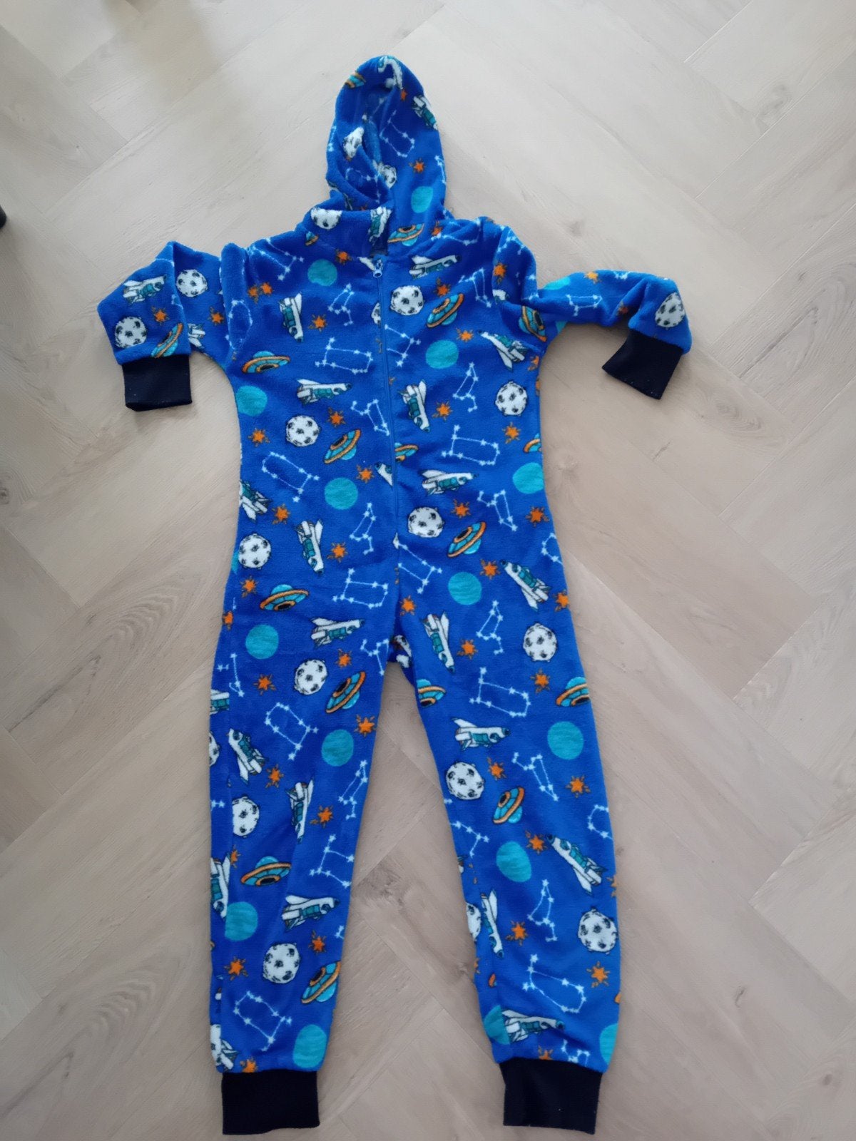 Blauwe onesie met ruimteprint voor kinderen maat 128-134, Ophalen of Verzenden, Gebruikt, Onbekend, Jongen of Meisje