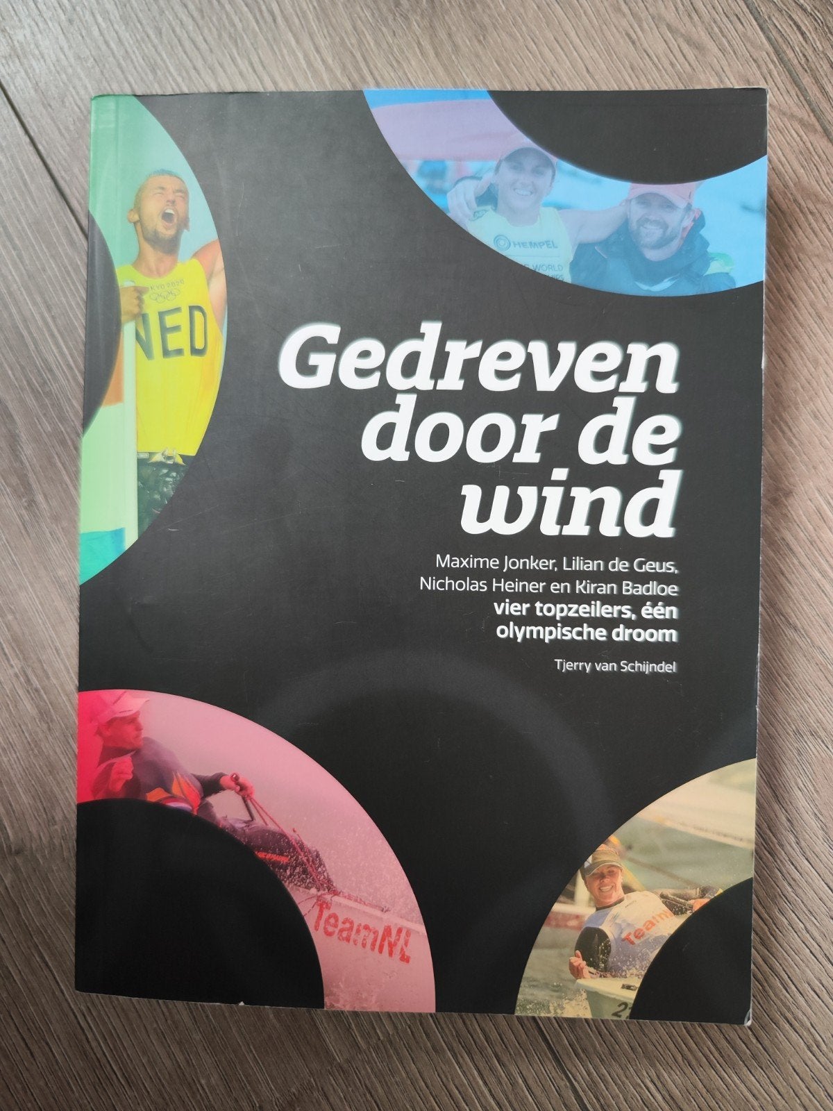 Gedreven door de wind – Tjerry van Schijndel | Topzeilen, Boeken, Ophalen of Verzenden, Zo goed als nieuw, Tjerry Van Schijndel