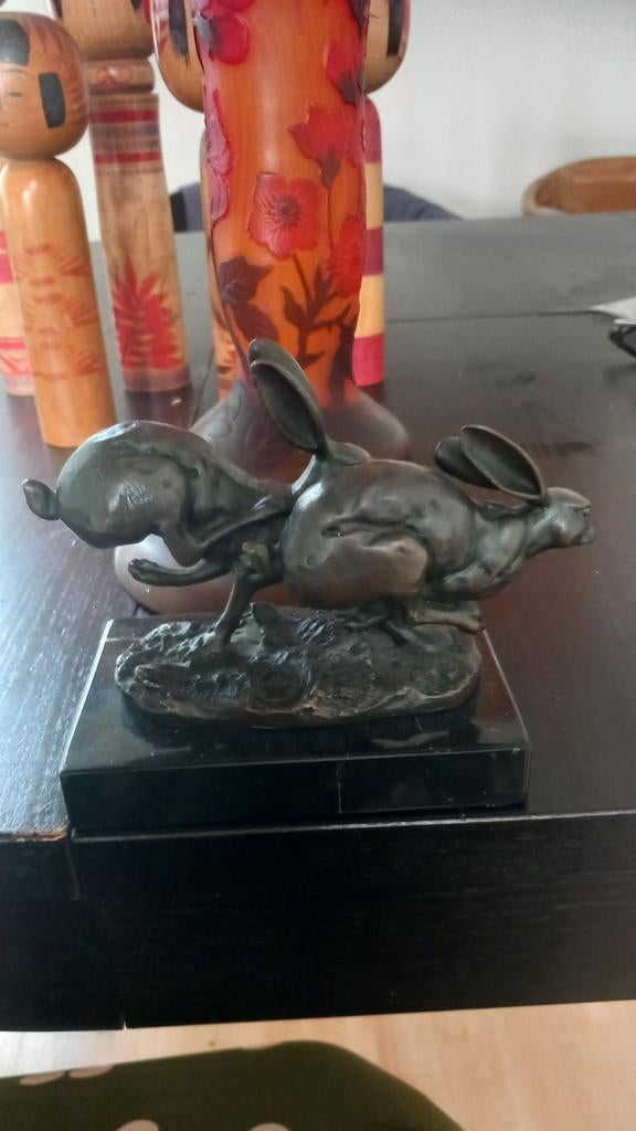 Bronzen Beeld: Twee Hazen op Marmeren Voetstuk met Stempel, Antiek en Kunst, Minder dan 20 cm, Ophalen of Verzenden, Beeld, Bruin