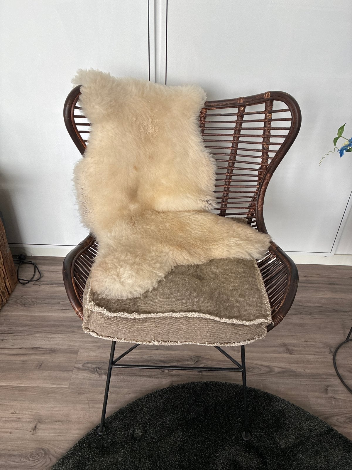 Rotan stoel met kussen en schapenvacht, Ophalen, Gebruikt, Bruin, Riet of Rotan