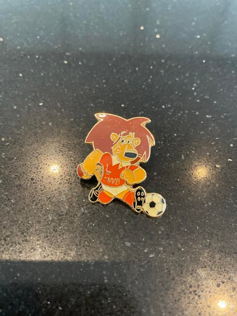 KNVB Leeuw Speldje - Voetbal Oranje Leeuw Pin, Ophalen, Zo goed als nieuw, Overige binnenlandse clubs, Overige typen