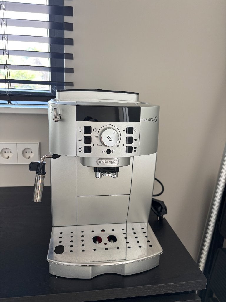 De’Longhi Magnifica S espressomachine, Witgoed en Apparatuur, Koffiezetapparaten, Gebruikt, Koffiebonen, Espresso apparaat, 2 tot 4 kopjes