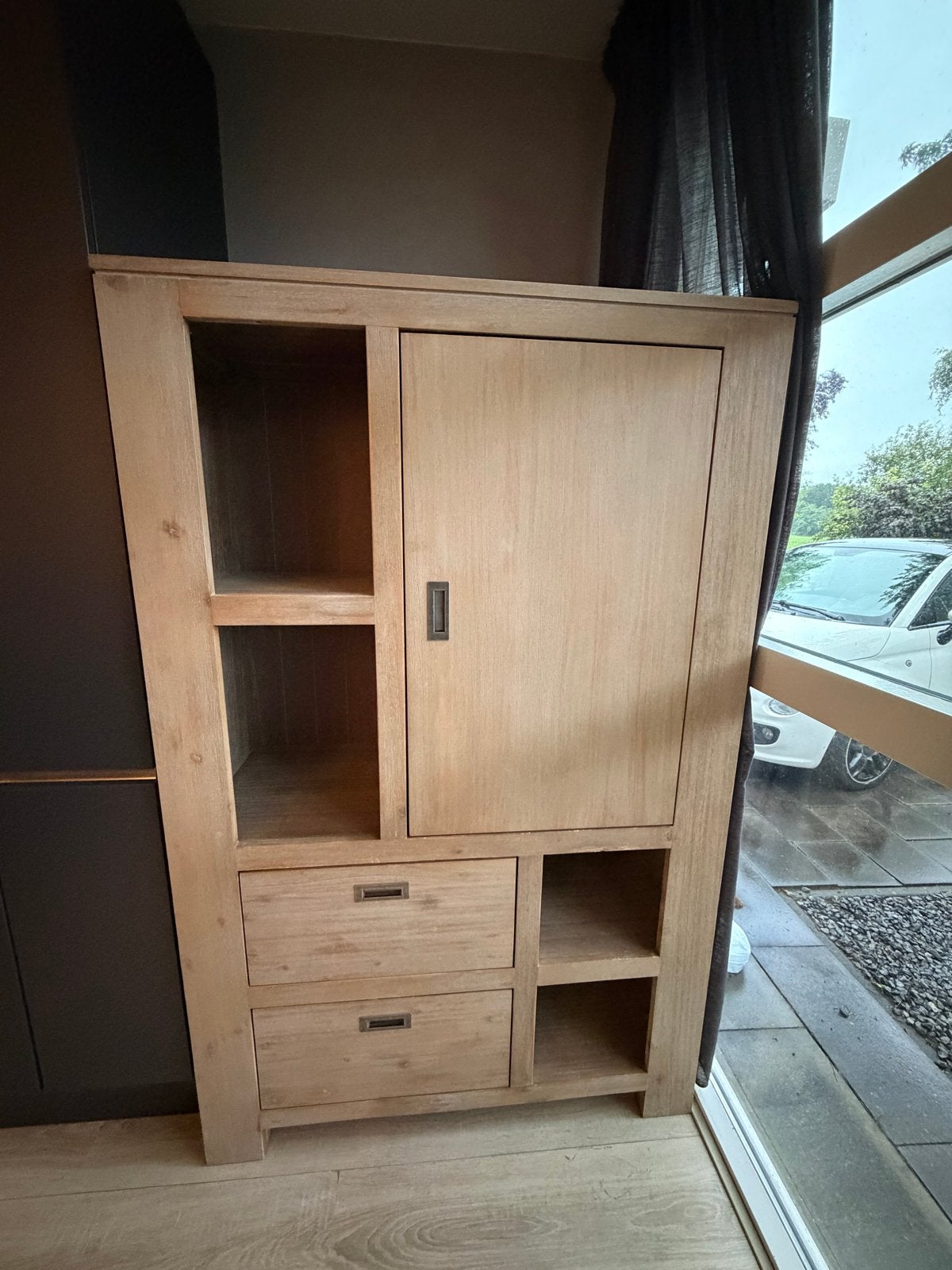 Acasiahoute kast, Ophalen