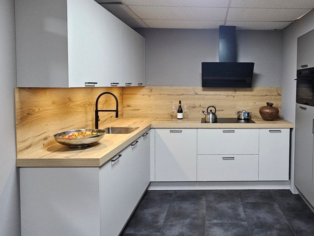 Showroomkeuken zandgrijs Hacker  met Pelgrim apparatuur, Ophalen, Hoekkeuken, Nieuw, Kunststof