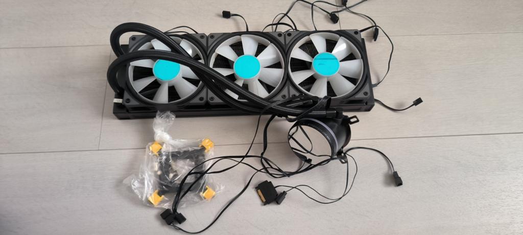 Aio waterkoeler met Rgb voor Intel processor.., Computers en Software, Computerkoelers, Ophalen of Verzenden, Zo goed als nieuw