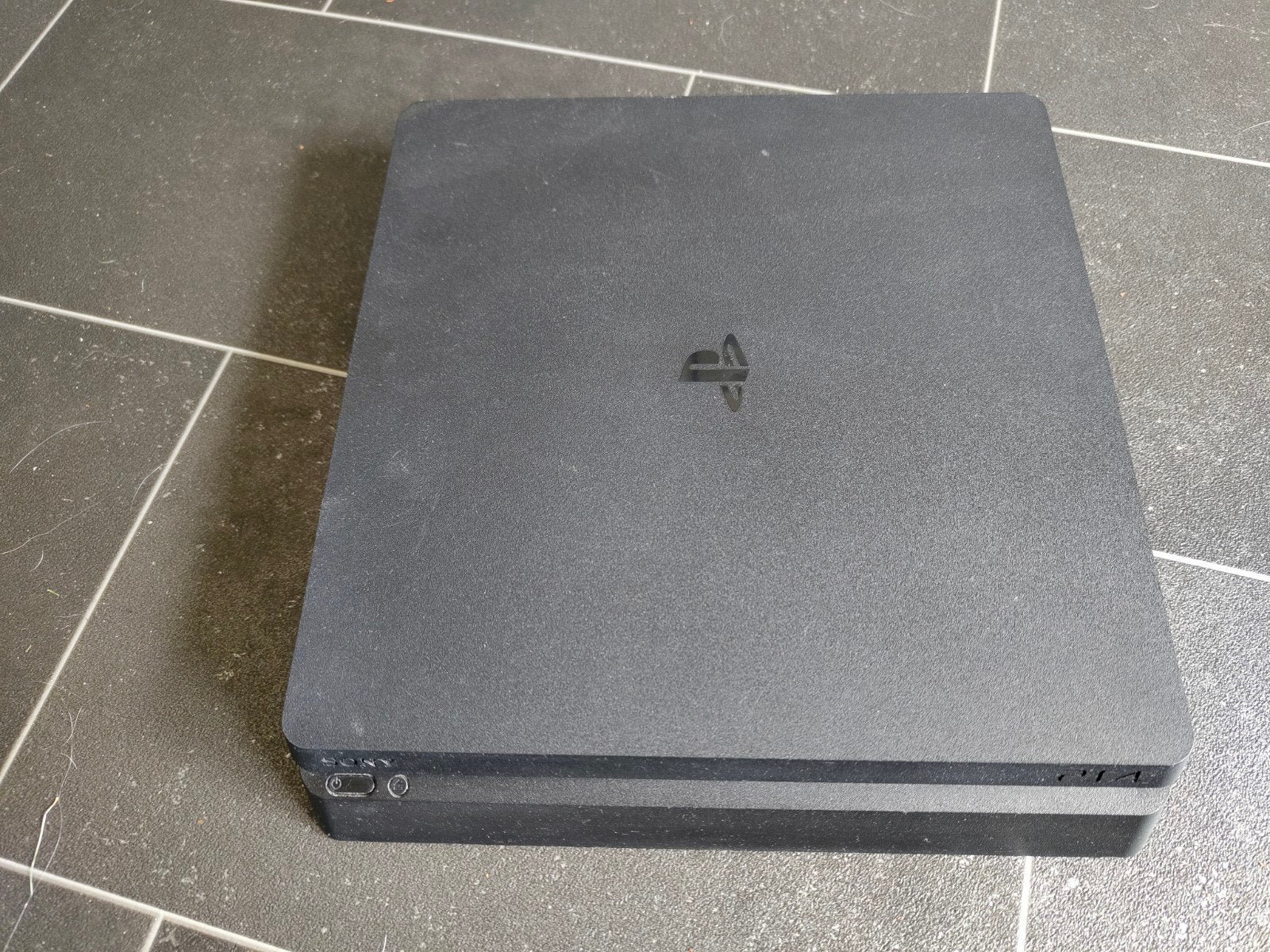 PS4 Slim met 2 controllers en 3 games (FIFA 20, MW2, GTA V), Spelcomputers en Games, Games | Sony PlayStation 4, Gebruikt, Vanaf 18 jaar