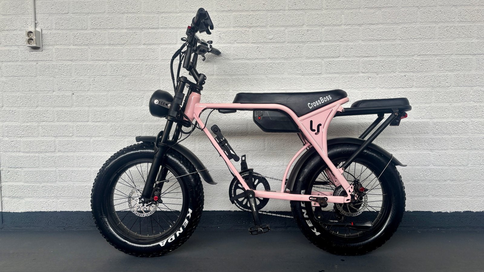 CrossBoss E-bike - Roze Fatbike met 1815 km, Zo goed als nieuw, 59 cm of meer, 50 km per accu of meer, Ophalen