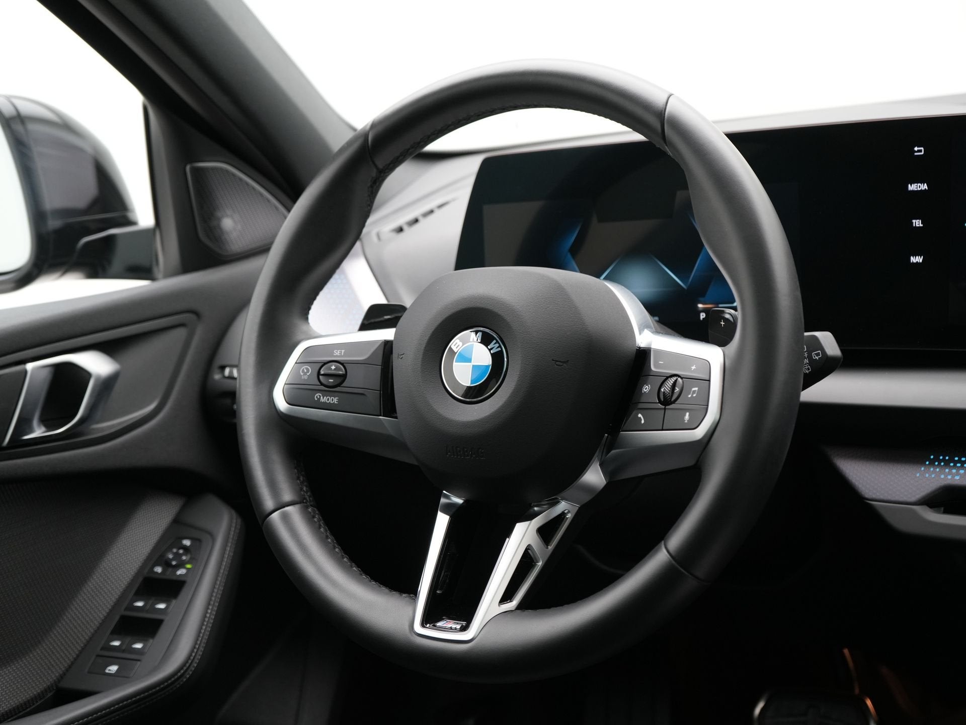 BMW 1 Serie 120 M-Sport | Trekhaak | Panoramadak (bj 2025), Gebruikt, 156 pk, Met garantie (alle), Zwart