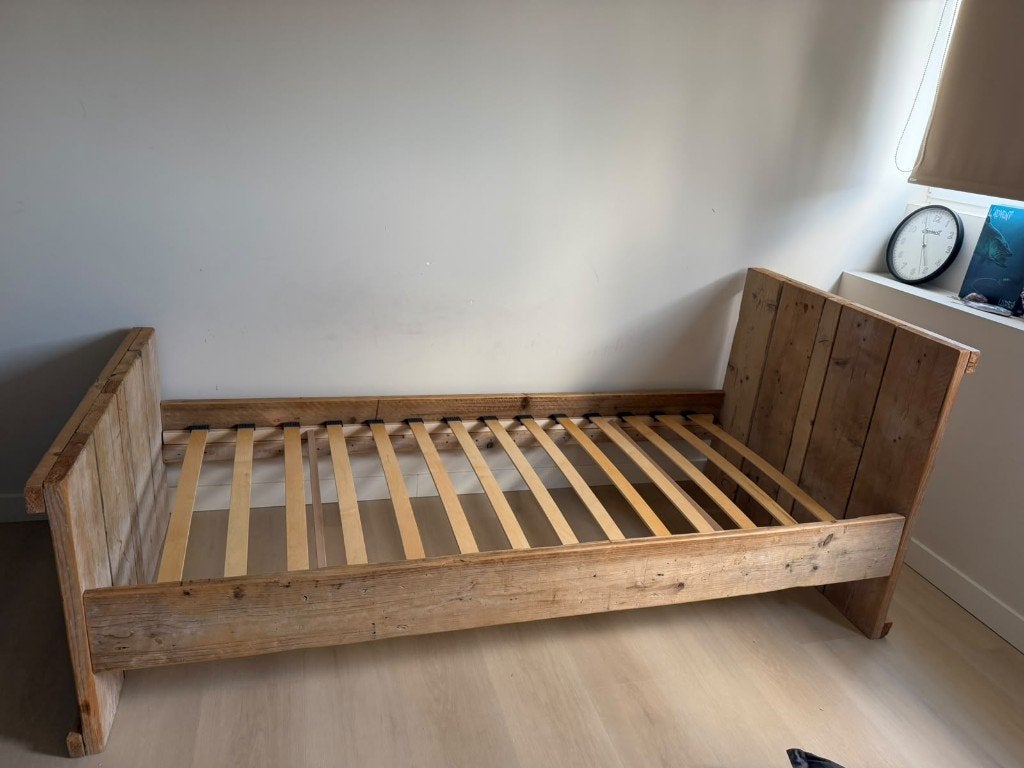 Stoer houten 1 pers bed 90x200 incl. lattenbodem, Ophalen, 85 tot 100 cm, Gebruikt, Lattenbodem