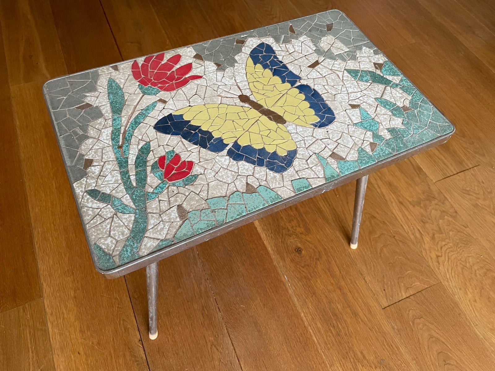 Vintage mozaïek bijzettafel met vlinder en bloemen, Huis en Inrichting, Ophalen, Minder dan 45 cm, Minder dan 55 cm, Gebruikt