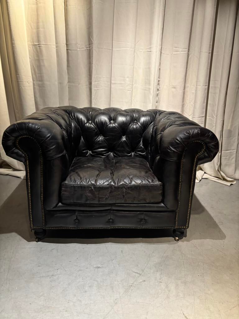Zwarte Chesterfield Clubfauteuil merk Lifestyle, Huis en Inrichting, Fauteuils, Gebruikt, Leer, 100 tot 125 cm, 75 tot 100 cm