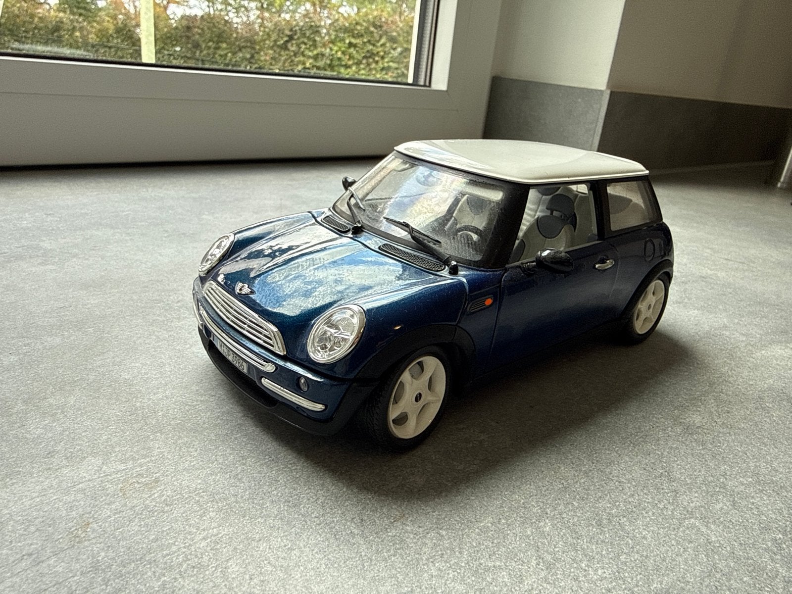 Gedetailleerd model van een blauwe Mini Cooper, Hobby en Vrije tijd, Modelauto's | 1:43, Ophalen of Verzenden, Zo goed als nieuw
