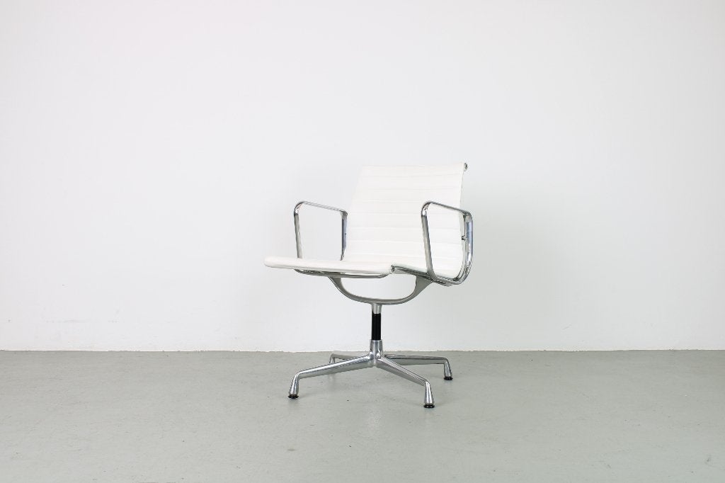 Vitra EA 108, Aluminium, Snow White (wit) leer, Huis en Inrichting, Ophalen, Gebruikt, Wit, Vijf, Zes of meer stoelen