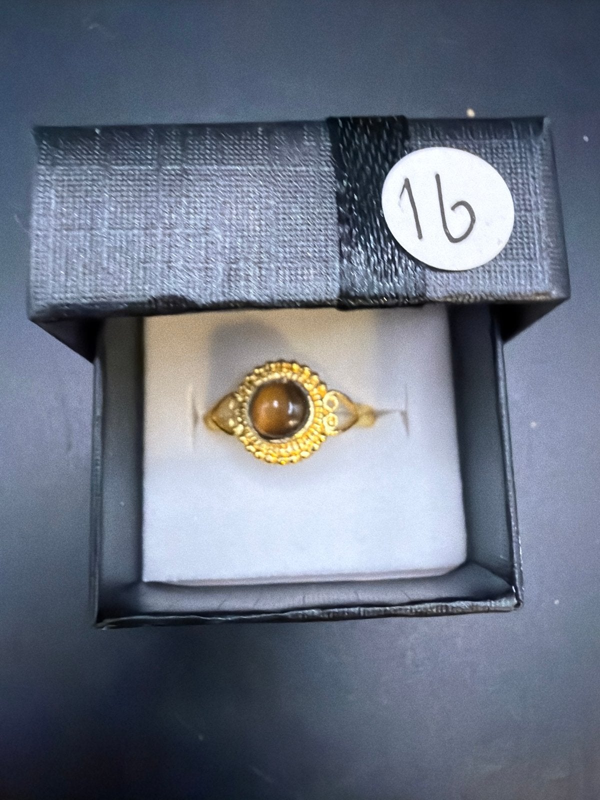 Ring van verguld messing met tijgeroog edelsteen, Ophalen of Verzenden, Zo goed als nieuw, X, Met edelsteen